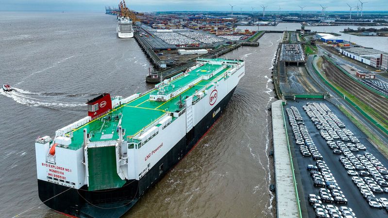 Die BYD Explorer No 1 hat Anfang 2024 erstmals in Bremerhaven angelegt. Sie ist eines von mehreren neuen Schiffen, mit denen Chinas Autobauer den Export vorantreiben wollen.(Bild:  BLG/Jan Sieg Photography)