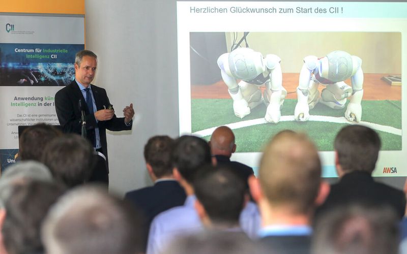 Marco Langhof, Vorsitzender des Verbands der IT-Industrie Sachsen-Anhalt, zur Gründung: „Künstliche Intelligenz wird für die gesamte Wirtschaft überlebenswichtig.“

 (Fraunhofer IFF, Viktoria Kühne)