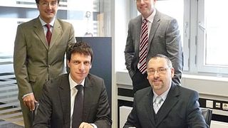 Den E-Freight-Vertrag haben unterzeichnet: Mario Blumenröhr, Lufthansa Cargo (links stehend), Helmut Kaspers, Logwin (rechts hinten), Markus Witte, Lufthansa Cargo (links sitzend) und Andy Nutz, Logwin. Bild: Lufthansa Cargo (Archiv: Vogel Business Media)