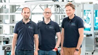 Von Wissenschaftlern zu Firmengründern (v.l.): Thomas Hilzbrich, Pablo Mayer und Felix Müller haben die „Smarte Systemoptimierung“ entwickelt, nun machen sich die Wissenschaftler mit dieser Technologie selbstständig.  (Fraunhofer IPA / Foto: Rainer Bez)