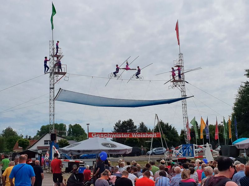 Besonderes Highlight sind die Darbietungen Hochseilartistik und Hochmast-Motorradshow der Geschwister Weisheit. (Bild: Vogel IT-Medien)