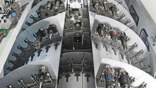 Abhängig von der Größe der Werkzeuge können bis zu mehreren Hundert Tools im Terminal gespeichert werden. Das Handling erfolgt mittels Lineareinheit mit integriertem Werkzeugwechsler.  (Wassermann Technologie)