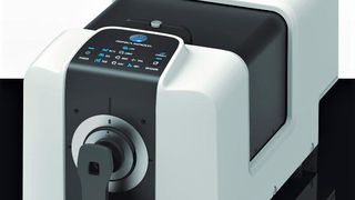 Das ist das Spektralphotometer des Typs CM-36dG von Konica Minolta Sensing. Es gilt als erstes kompaktes Tischgerät, mit dem Farbe und Glanz parallel an der gleichen Probenstelle gemessen werden können. (Konica Minolta Sensing)