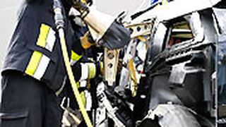 Ein Test des ADAC hat gezeigt, dass die Rettungsschere auch Carbon-Werkstoffe problemlos durchschneiden kann. (Foto: ADAC)