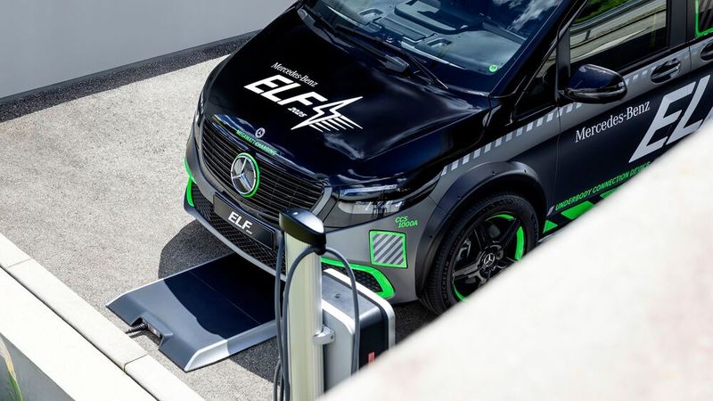 ELF erprobt ergänzend das Induktionsladen ganz ohne Kabel über kontaktlose Systeme, die im Boden integriert sind. (Bild: Mercedes-Benz)