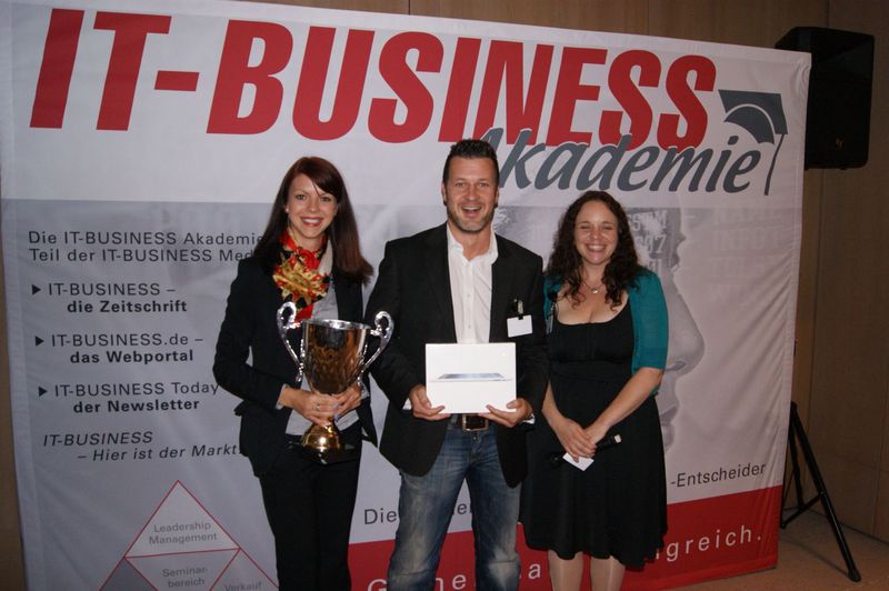 …bevor die Losfeen Nadia Richter und Melanie Webb Herrn Raik Pauer als glücklichen Gewinner des iPads kürten. (IT-BUSINESS Akademie)