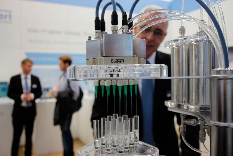 Sascha Klebula, Segment Manager, Bürkert Fluid Control Systems: „Unser neuer Low Flow Pressure Controller erlaubt Anwendern, schnell und einfach Anlagen zum mikrolitergenauen Dosieren mit der Druck-Zeit-Dosierung aufzubauen.“  (Bild: Reinhardt / Devicemed)