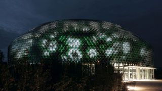 Die Künstler haben in Zusammenarbeit mit Wissenschaftlern eine Lichtinstallationen entwickelt, die sich an den Formen und Farben von Zellen und Molekülen sowie an den Themen Nachhaltigkeit und Konvergenz von Kunst und Wissenschaft orientieren.
 (Bild: Laurits Jensen)