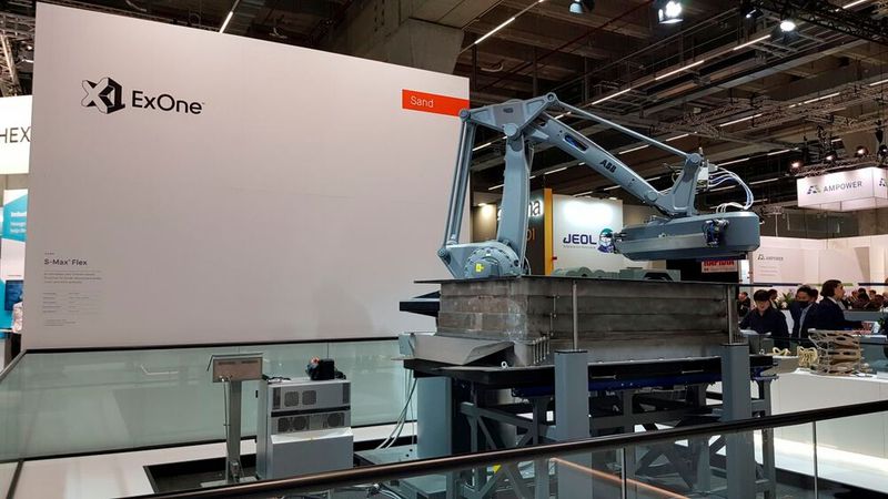 Desktop Metal hat den Sand-3D-Drucker S-Max Flex vorgestellt. Das neue Modell der Tochterfirma Exone kombiniert einen preisgünstigen Industrieroboter mit einem neuartigen Endeffektor-Druckkopf. Dieser jettet Furan-Binder auf Standard-Quarzsand in einer teleskopierbaren Baubox, die mit dem schichtweisen Aufbau der Teile wächst. Die verwendete Single-Pass-Jetting-Technologie erreicht dabei eine Baurate von 115 Liter pro Stunde und liefert Sandmodelle für die Gießereiindustrie mit einer Maßgenauigkeit von 0,5 Millimetern. (Bild: D. Quitter / VCG)