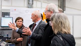 Personen im Bild von links nach rechts: Sebastian Gatzhammer, Kurt Hechenberger, Peter Wagner, Sabine Kurtz, Markus Schildknecht, Marc Biadacz, Dr. Martin Fiedler, Rainer Wieland. (Lewa GmbH)