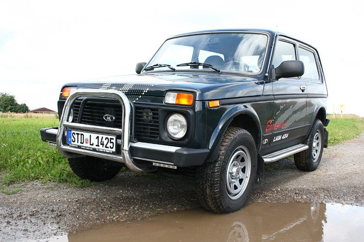 Der Lada 4x4, besser bekannt als Niva, darf sich was seine Bauzeit und die Fangemeinde betrifft, getrost in eine Reihe mit dem Land Rover Defender und der G-Klasse von Mercedes-Benz stellen. (auto-medienportal.net)