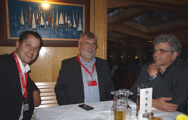 Und welches neue Produkt wird hier ausgeheckt? (v.l.) Andreas Geiger (TE-Systems), Johann Deutinger (Ferrari Electronic) und Markus Weisbrod (Microsoft Deutschland) (Archiv: Vogel Business Media)