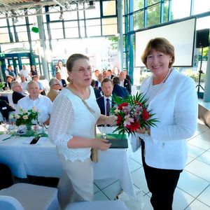 Gabriela Msuya, Geschäftsführerin des sächsischen Kfz-Gewerbes (l.), hatte die VDA-Präsidentin nach Dresden gebracht.(Bild:  Zietz – VCG)