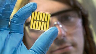 Perowskit-Solarzellen haben beim Wirkungsgrad gegenüber Silzium-Solarzellen deutlich aufgeholt – einige ihrer Eigenschaften sind aber noch nicht vollständig verstanden. (Bild: Markus Breig, KIT)