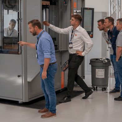 216 Branchenexperten aus 23 Ländern folgten der Einladung zum Day of Technology bei Maplan. Sie konnten insgesamt 31 Maplan-Maschinen begutachten, die unter realen Bedingungen Gummi verarbeiteten. (Bild: Maplan)