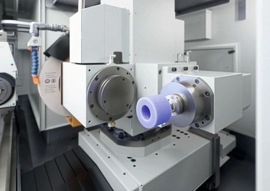 Präzises Innenschleifen auf der Emag «UG»-Baureihe: Direktangetriebene Spindeln und steife Maschinenkinematik gewährleisten hohe Masshaltigkeit und exzellente Oberflächenqualität im Mikrometerbereich.(Bild:  Emag)