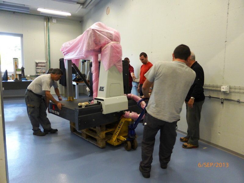 Installation d'une nouvelle machine à mesurer 3D au Technopôle de Sainte-Croix. (Image: CPNV (Photographie de M. Cachemaille pour le JSCE))