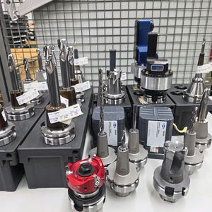 Mit rund 20 unterschiedlichen Werkzeugen von Mapal erfolgte die Bearbeitung des Rear Spar. Dafür wurden sowohl Sonderwerkzeuge als auch Standardwerkzeuge mit Hochleistungsschneidstoffen aus dem Aluminiumportfolio von Mapal eingesetzt.(Bild:  Mapal)