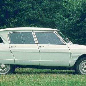 Der anfangs gerade mal 22 PS leistende Motor erstarkte später auf immerhin 32 PS. Dass der AMI 6 dennoch keine ganz lahme Ente war, dafür sorgte auch das geringe Fahrzeuggewicht von nur 610 Kilogramm.(Bild:  Archives Terre Blanche/Photononstop)