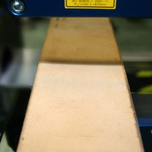 Das gesinterte Metallband  läuft endlos durch das Messsystem