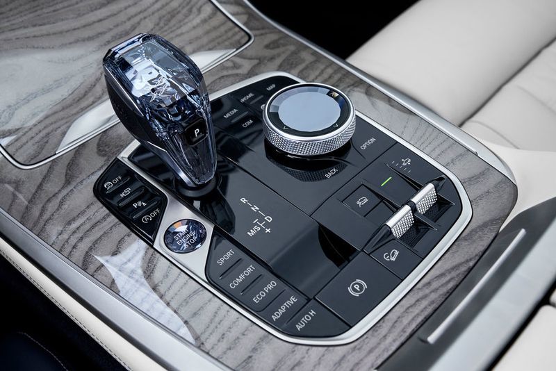 Der neue BMW X7 verfügt über einen adaptiven Tempomat mit Stop-and-Go-Funktion. (BMW)