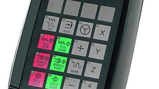 Mit 697 g ist das Handbediengerät Sinumerik HT 2 sehr leicht und handlich. Maschinenbediener können damit lange ermüdungsfrei arbeiten. Bild: Siemens (Archiv: Vogel Business Media)