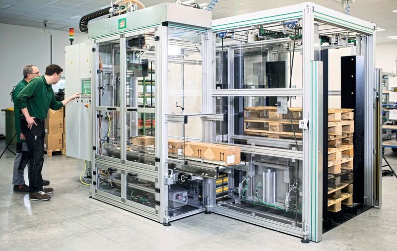 E & V Systeme hat eine Verpackungsmaschine mit einem Pick-and-Place-Palettierroboter entwickelt, der befüllte und verschlossene Kartons schnell und geordnet auf Paletten ablegt. (Stöber Antriebstechnik)