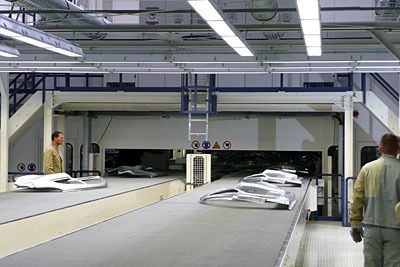 Jetzt sind sie da, die ersten fertig umgeformten Seitenteile für den BMW X1. (Archiv: Vogel Business Media)