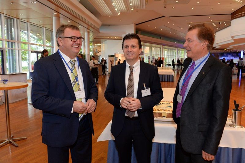 Smalltalk am Rande der User Conference (v.li.): Andreas Brand, Oberbürgermeister Friedrichshafen, MKS Vorstand Michael Kempf, Professor Eberhard Hohl, Hochschule Ravensburg-Weingarten (MKS)