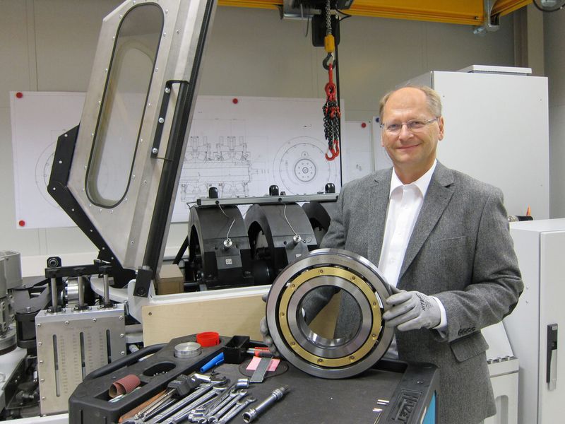 Thomas Langer, Leiter Versuch und Entwicklung von NKE, präsentiert den neuen Wälzlagerprüfstand RAX380. (Bild: NKE Austria)