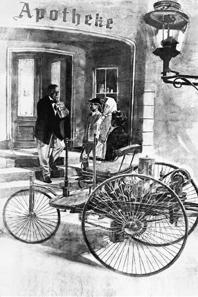 Im August 1888 nimmt sich Bertha Benz, die Ehefrau des Erfinders, heimlich ein zu diesem Zeitpunkt bereits verbessertes Exemplar und fährt damit mit ihren Söhnen rund 180 Kilometer von Mannheim nach Pforzheim und zurück. In der Illustration steht das Fahrzeug vor einer Apotheke, um Benzin zu tanken. (Daimler)