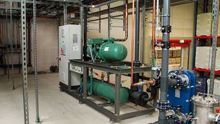 Bei einer maximalen Umgebungstemperatur von 35° C liegt die benötigte Wasservorlauftempertaur für die Werkzeugkühlung bei zehn ° C, heißt es aus Sundern. (Bild: L&R Kältetechnik)