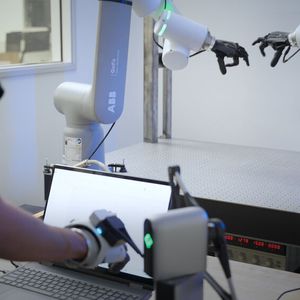 Der kollaborative Roboter GoFa wird eingesetzt, um die Psyonic-Ability-Hand zu testen. Dabei werden Tastsensorik, nachgiebige Mechanik und menschlich gewonnene Trainingsdaten kombiniert. (Bild:  ABB Robotics)
