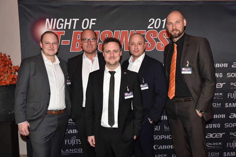 (v. l.) Martin Bausch und Christoph Runge, COS, Vincent Mau, pilot, Marco Kuhn, bb-net, und Thomas Behrendt, pilot. (Bild: Hannes Magerstädt)
