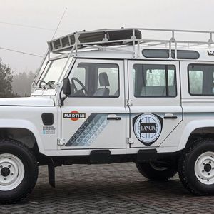 Der Defender war Begleitfahrzeug der Safari-Rallye für das Lancia-Team.(Bild:  Catawiki)