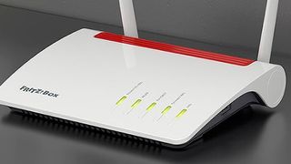 Zwei anschraubbare Mobilfunkantennen (SMA) gehören zum Lieferumfang der Fritz!Box 6890 LTE. (AVM)
