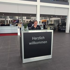 Einen freundlichen Empfang gibt es für die Kunden weiterhin – aber viele Tätigkeiten, die sonst die Serviceassistenz oder der Serviceberater durchführen mussten, hat der Kunde bereits im Vorfeld digital erledigt.(Bild:  Mauritz – VCG)