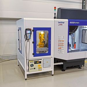 Der «broButler» zusammen mit dem Bearbeitungszentrum Speedio S700X1.