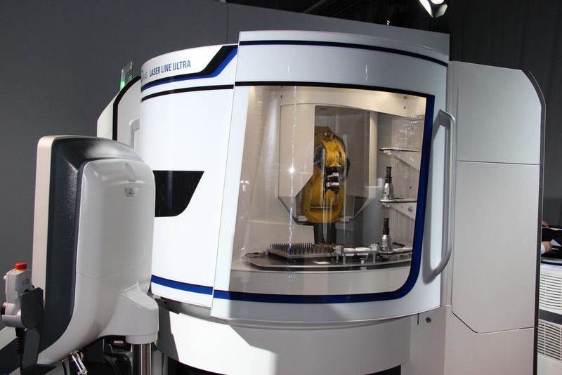 Lasermaschine zur Werkzeugbearbeitung von Ewag mit integriertem Roboter zum Beladen. (Bild: Kroh)