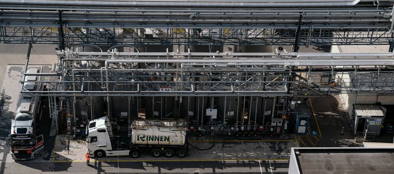 In langen Rohrleitungen, die über die von LKW befahrenen Straßen gespannt sind, transportiert Henkel Pulver und Co. (Bild: Schneider Electric)