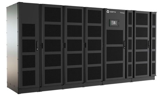 So sieht die „Vertiv Trinergy USV“ aus. Die Testungen wurden an dieser und an der „Vertiv PowerUPS 9000“ durchgeführt. In den Messungen konnten die Module jeweils Lasten von 500 kW bis zu 2,5 MW bewältigen. (Bild:  Vertiv)
