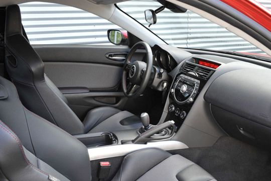 Beim Interieur gab es laut Mazda viele Detailveränderungen, die für ein angenehmes Ambiente und eine einfachere Bedienung sorgen sollen.   (Archiv: Vogel Business Media)