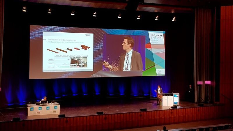 Heiner Ackers (Edscha Engineering) demonstrierte den Einsatz von CFK mit Thermoplast-Matrix in einem Deckelscharnier. (D.Quitter/konstruktionspraxis)