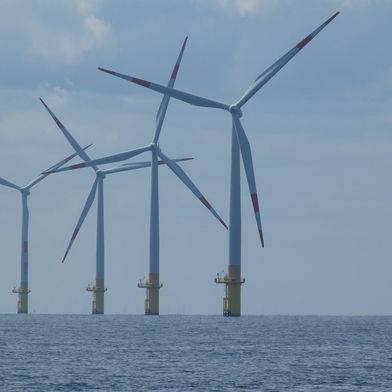 Ein größerer Abstand zwischen den Windrädern könnte die Gezeitenwakes deutlich reduzieren. Im Bild: ein Offshore-Windpark in der Nordsee. (Bild: Hereon/Ina Frings)
