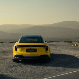 Beim Heck stechen die ovale Form sowie die schmalen LED-Rückleuchten ins Auge. (Bild:  Lotus)