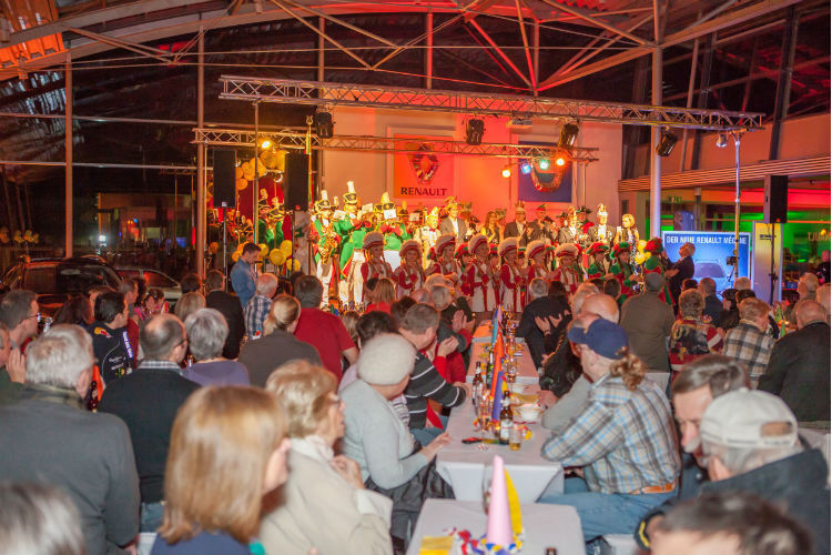 Um neue Käufer zu gewinnen, setzt Renault Enders auf Kundenevents, etwa unter Beteiligung von Vereinen. Veranstaltungen wie „Fasching im Autohaus“ sorgen für Mundpropaganda. (Achter)