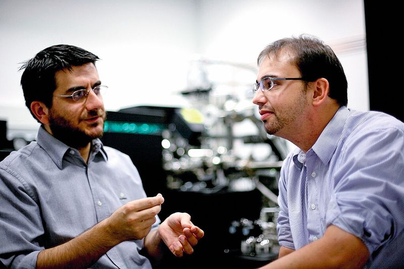 Wie können sich Metalle selbst heilen? Dr. Cem Tasan (links) und Dr. Blazej Grabowski versuchen, dies durch den Einsatz von Formgedächtnis-Nanopartikeln zu erzielen. (Bild: MPIE)