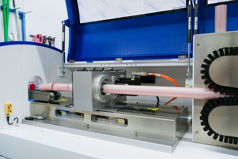Die Schneideinheit mit einem AKM-Servomotor als Antrieb wird von einem ICH-Linearmotor synchron zur Produktionsgeschwindigkeit positioniert. (Kollmorgen/Sienk)