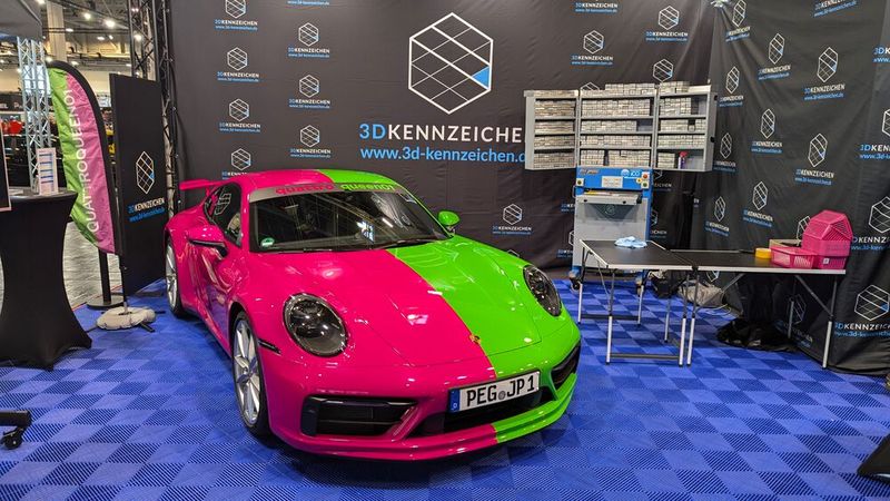 Selbst Aussteller, die lediglich Kfz-Kennzeichen zeigten, warben mit schrill gestalteten Tuningautos um Aufmerksamkeit. (Bild: Rosenow – VCG)