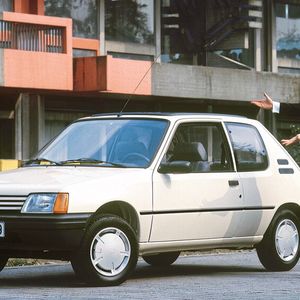 Ähnlich wie der Golf zehn Jahre zuvor VW gerettet hatte, sollte der 205 die Franzosen in die Zukunft führen. Mit insgesamt 5.278.000 Fahrzeugen war er ein großer Erfolg für Peugeot. Schon im ersten Jahr erhielt der 205 zahlreiche Auszeichnungen: Ihm wurde das Goldene Lenkrad verliehen und er wurde „Bester Kleinwagen“ und „Auto des Jahres“. (Bild:  Peugeot)